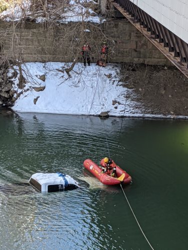 Wheeling Fire Department, Towing Companies Pull Truck from Creek | News, Sports, Jobs - Vimarsana News